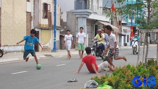 Mơ thấy đá bóng trên đường phố cho thấy bạn có nguy cơ bị tai nạn hãy chú ý đi lại