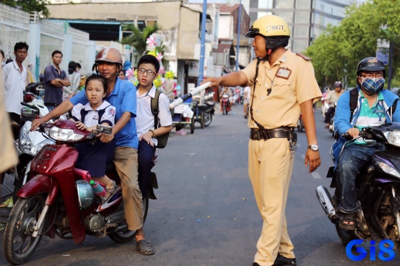 Mơ thấy người khác bị cảnh sát giao thông bắt xe nhắc nhở về những thói quen không an toàn của bạn