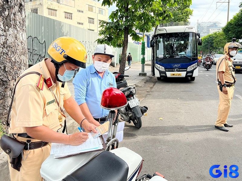 Chiêm bao thấy bị cảnh sát giao thông phạt tiền bạn sẽ phải đối mặt với một số vấn đề tài chính