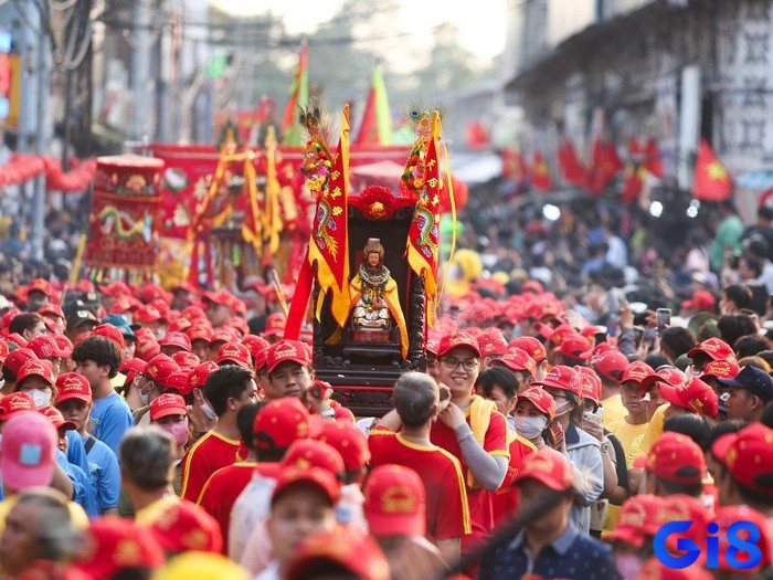 Mơ thấy nhiều người rước kiệu bạn sẽ nhận được hỗ trợ từ những người xung quanh